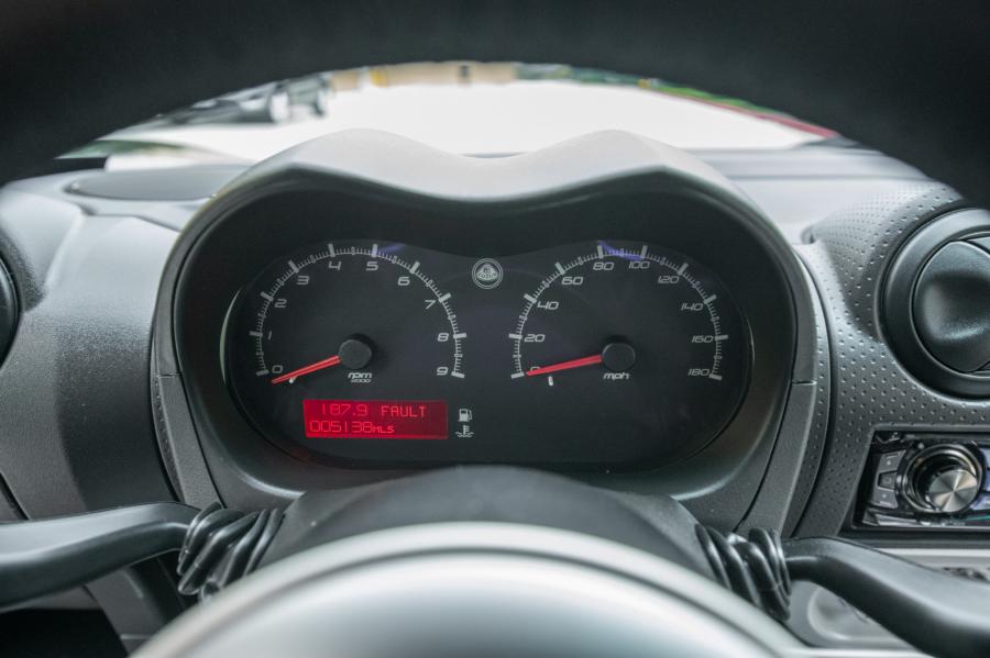 Панель приборов Lotus Exige S240 2008 года  (фото 86 из 108)